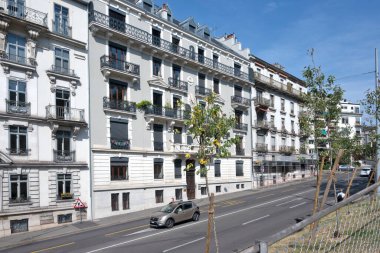 GENEVA, SWitzERLAND - 18 Haziran 2023: Tipik sokak ve İsviçre 'nin Cenevre kentindeki binalar