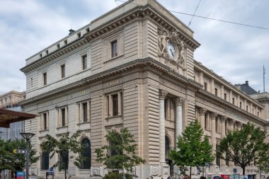 GENEVA, SWitzERLAND - 18 Haziran 2023: Tipik sokak ve İsviçre 'nin Cenevre kentindeki binalar