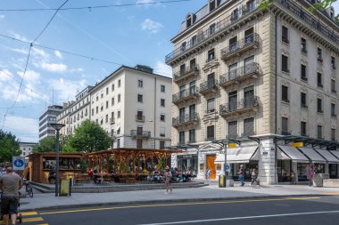 GENEVA, SWitzERLAND - 18 Haziran 2023: Tipik sokak ve İsviçre 'nin Cenevre kentindeki binalar