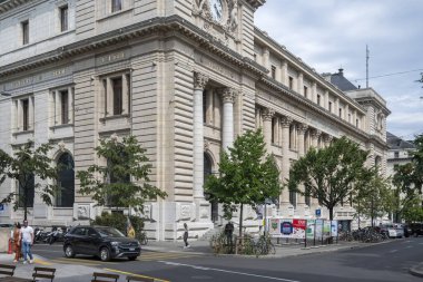 GENEVA, SWitzERLAND - 18 Haziran 2023: Tipik sokak ve İsviçre 'nin Cenevre kentindeki binalar