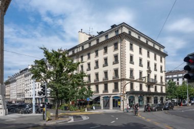 GENEVA, SWitzERLAND - 18 Haziran 2023: Tipik sokak ve İsviçre 'nin Cenevre kentindeki binalar