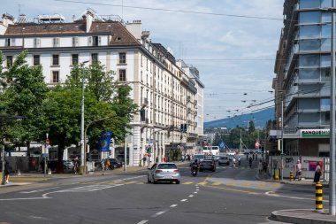 GENEVA, SWitzERLAND - 18 Haziran 2023: Tipik sokak ve İsviçre 'nin Cenevre kentindeki binalar