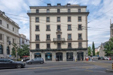 GENEVA, SWitzERLAND - 18 Haziran 2023: Tipik sokak ve İsviçre 'nin Cenevre kentindeki binalar