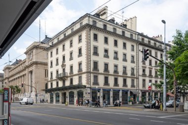 GENEVA, SWitzERLAND - 18 Haziran 2023: Tipik sokak ve İsviçre 'nin Cenevre kentindeki binalar