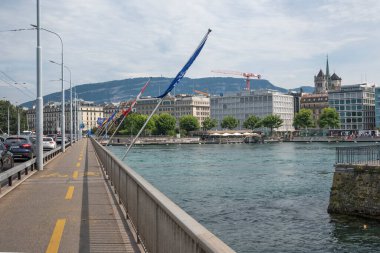 GENEVA, SWitzERLAND - 18 Haziran 2023: Tipik sokak ve İsviçre 'nin Cenevre kentindeki binalar