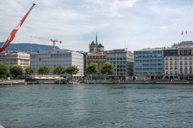 GENEVA, SWitzERLAND - 18 Haziran 2023: Tipik sokak ve İsviçre 'nin Cenevre kentindeki binalar