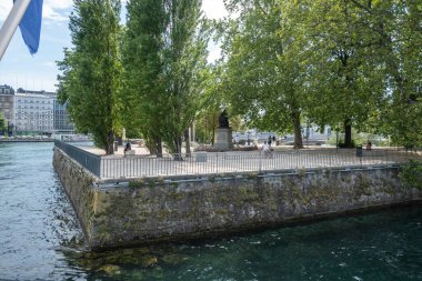 GENEVA, SWitzERLAND - 18 Haziran 2023: Tipik sokak ve İsviçre 'nin Cenevre kentindeki binalar