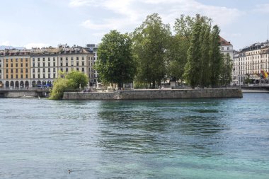 GENEVA, SWitzERLAND - 18 Haziran 2023: Tipik sokak ve İsviçre 'nin Cenevre kentindeki binalar