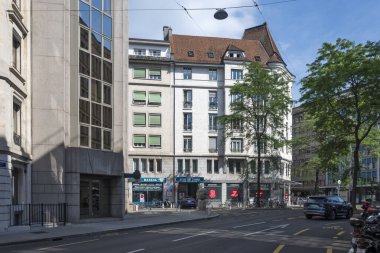GENEVA, SWitzERLAND - 18 Haziran 2023: Tipik sokak ve İsviçre 'nin Cenevre kentindeki binalar