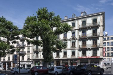 GENEVA, SWitzERLAND - 18 Haziran 2023: Tipik sokak ve İsviçre 'nin Cenevre kentindeki binalar