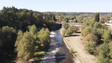 Bulgaristan 'ın Lovech Bölgesi' ndeki Aglen köyü yakınlarından geçen Vit Nehri 'nin şaşırtıcı hava manzarası