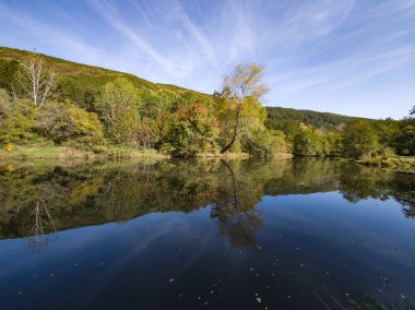 Pancharevo gölünün sonbahar manzarası, Sofya şehir bölgesi, Bulgaristan