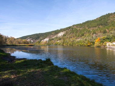 Pancharevo gölünün sonbahar manzarası, Sofya şehir bölgesi, Bulgaristan