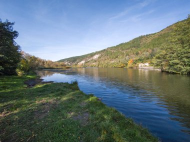 Pancharevo gölünün sonbahar manzarası, Sofya şehir bölgesi, Bulgaristan