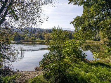 Pancharevo gölünün sonbahar manzarası, Sofya şehir bölgesi, Bulgaristan