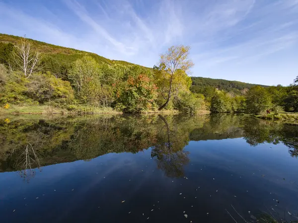 Pancharevo gölünün sonbahar manzarası, Sofya şehir bölgesi, Bulgaristan