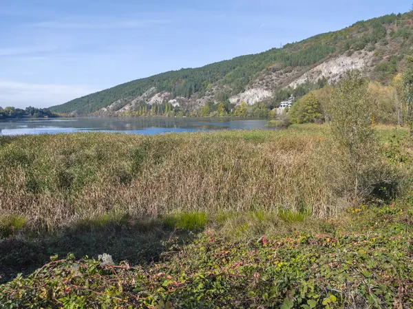 Pancharevo gölünün sonbahar manzarası, Sofya şehir bölgesi, Bulgaristan