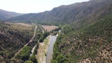 Bulgaristan 'ın Kresna Vadisi' nden geçen Struma Nehri 'nin havadan görüntüsü