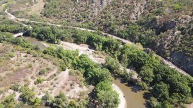 Bulgaristan 'ın Kresna Vadisi' nden geçen Struma Nehri 'nin havadan görüntüsü