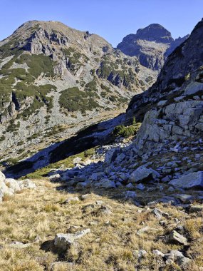 Bulgaristan 'ın Malyovitsa ve Orlovets zirveleri yakınlarındaki Rila Dağı' nın sonbahar manzarası