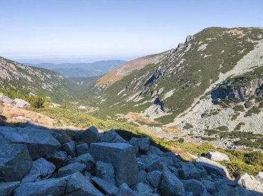 Bulgaristan 'ın Malyovitsa ve Orlovets zirveleri yakınlarındaki Rila Dağı' nın sonbahar manzarası