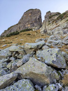 Bulgaristan 'ın Malyovitsa ve Orlovets zirveleri yakınlarındaki Rila Dağı' nın sonbahar manzarası
