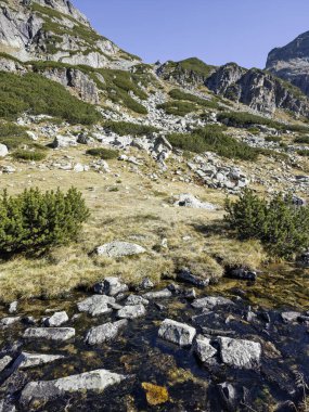 Bulgaristan 'ın Malyovitsa ve Orlovets zirveleri yakınlarındaki Rila Dağı' nın sonbahar manzarası