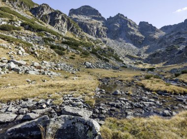 Bulgaristan 'ın Malyovitsa ve Orlovets zirveleri yakınlarındaki Rila Dağı' nın sonbahar manzarası