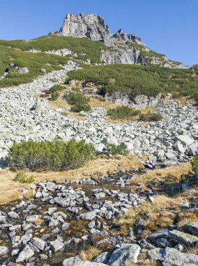 Bulgaristan 'ın Malyovitsa ve Orlovets zirveleri yakınlarındaki Rila Dağı' nın sonbahar manzarası