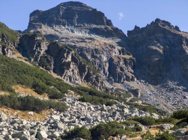 Bulgaristan 'ın Malyovitsa ve Orlovets zirveleri yakınlarındaki Rila Dağı' nın sonbahar manzarası