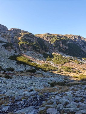 Bulgaristan 'ın Malyovitsa ve Orlovets zirveleri yakınlarındaki Rila Dağı' nın sonbahar manzarası