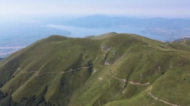 Bulgaristan 'ın Blagoevgrad bölgesindeki Kongur tepesi etrafındaki Belasitsa Dağı' nın havadan yaz manzarası