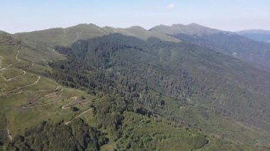 Bulgaristan 'ın Blagoevgrad bölgesindeki Kongur tepesi etrafındaki Belasitsa Dağı' nın havadan yaz manzarası