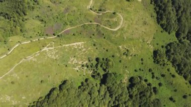 Bulgaristan 'ın Blagoevgrad bölgesindeki Kongur tepesi etrafındaki Belasitsa Dağı' nın havadan yaz manzarası