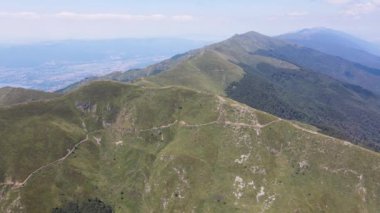 Bulgaristan 'ın Blagoevgrad bölgesindeki Kongur tepesi etrafındaki Belasitsa Dağı' nın havadan yaz manzarası