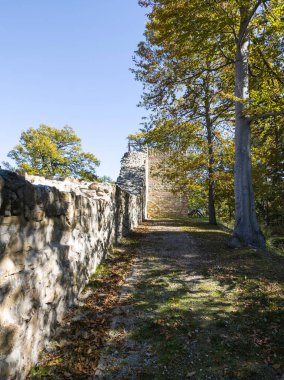 Bulgaristan 'ın başkenti Sofya' nın Belchin kasabası yakınlarındaki Çar Mali mezunu geç dönem Roma yerleşim bölgesinin sonbahar manzarası