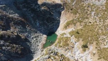 Bulgaristan 'ın Malyovitsa Gölleri yakınlarındaki Rila Dağı' nın Sonbahar Havası manzarası