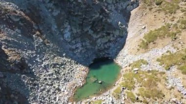 Bulgaristan 'ın Malyovitsa Gölleri yakınlarındaki Rila Dağı' nın Sonbahar Havası manzarası