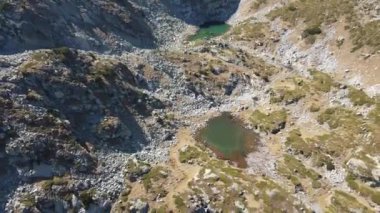 Bulgaristan 'ın Malyovitsa Gölleri yakınlarındaki Rila Dağı' nın Sonbahar Havası manzarası