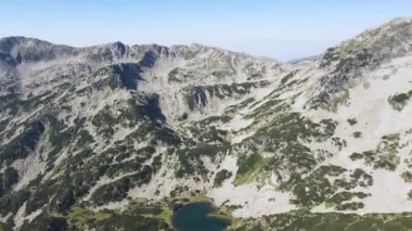 Bulgaristan 'ın Banderitsa Nehri etrafındaki Pirin Dağı' nın şaşırtıcı hava manzarası