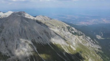Bulgaristan 'ın Banderitsa Nehri etrafındaki Pirin Dağı' nın şaşırtıcı hava manzarası