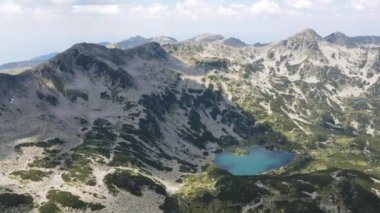 Bulgaristan 'ın Banderitsa Nehri etrafındaki Pirin Dağı' nın şaşırtıcı hava manzarası
