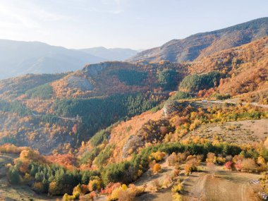 Bulgaristan 'ın Filibe Bölgesi Borovo kasabası yakınlarındaki Rodop dağının şaşırtıcı sonbahar manzarası