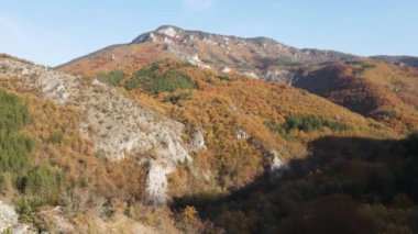 Bulgaristan 'ın Filibe Bölgesi' ndeki Rodop Dağı Yugovo Köyü 'nün Sonbahar havası manzarası