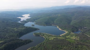 Topolnitsa Reservoir, Sredna Gora Dağı, Bulgaristan 'ın yay manzarası
