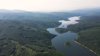 Topolnitsa Reservoir, Sredna Gora Dağı, Bulgaristan 'ın yay manzarası
