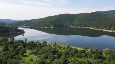 Topolnitsa Reservoir, Sredna Gora Dağı, Bulgaristan 'ın yay manzarası