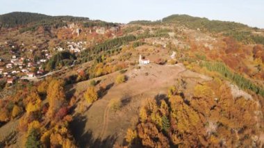 Bulgaristan 'ın Filibe Bölgesi Borovo kasabası yakınlarındaki Rodop dağının şaşırtıcı sonbahar manzarası