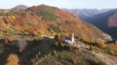 Bulgaristan 'ın Filibe Bölgesi Borovo kasabası yakınlarındaki Rodop dağının şaşırtıcı sonbahar manzarası