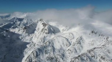 Bulgaristan 'ın Polezhan ve Bezbog Tepeleri yakınlarındaki Pirin Dağı' nın İnanılmaz Hava Kış Manzarası